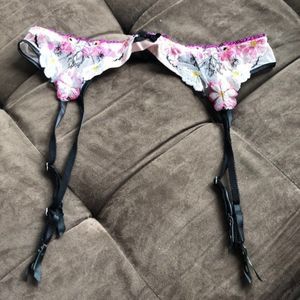 Victoria's Secret Garter Belt M/L💥PRICE DROP💥